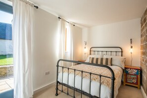 5 habitaciones, tabla de planchar con plancha, cuna de viaje y wifi 