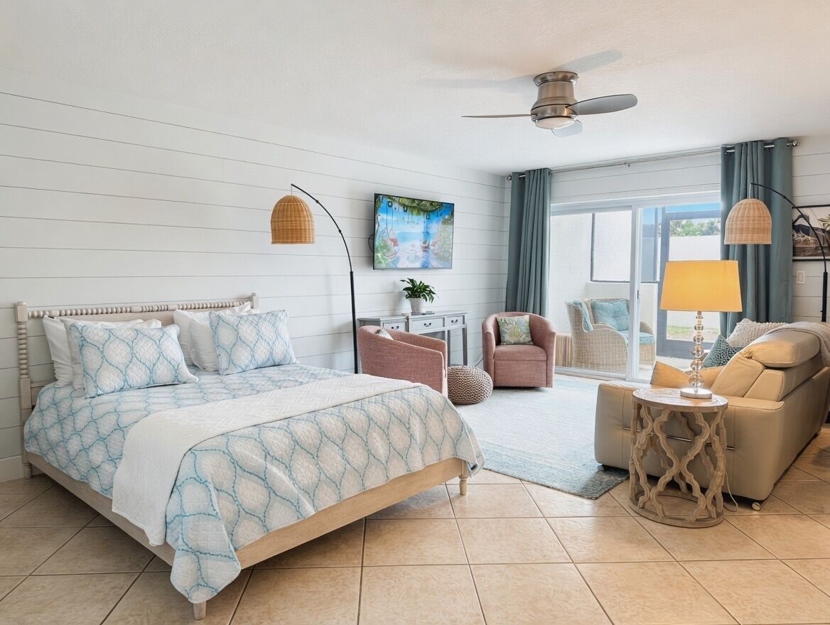 Queen bed/living room
