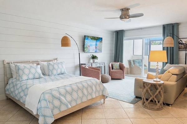 Queen bed/living room