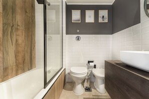 Asciugacapelli, bidet, asciugamani, sapone