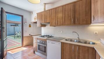 Een koelkast, een magnetron, een oven, een kookplaat