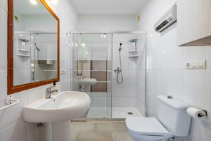 Douche, sèche-cheveux, serviettes fournies