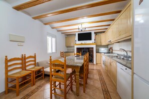Fridge, microwave, oven, stovetop - Holiday Home 'Casa Rural Las Cales' with Mountain View, Private Pool and Wi-Fi (VELEZ-RUBIO)