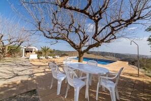 Outdoor dining - Holiday Home 'Casa Rural Las Cales' with Mountain View, Private Pool and Wi-Fi (VELEZ-RUBIO)