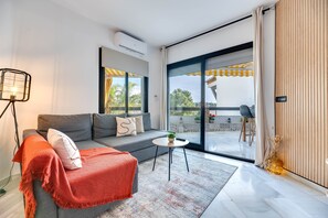 TV - Apartment 'Cosy Calahonda' with Shared Pool, Wi-Fi and Air Conditioning (Calahonda)