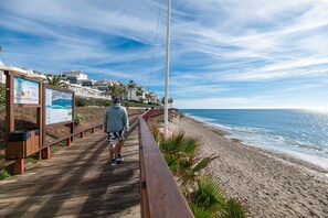 Beach nearby - Apartment 'Cosy Calahonda' with Shared Pool, Wi-Fi and Air Conditioning (Calahonda)