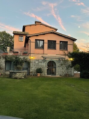 Exterior - 5 bedroom villa with heated pool and air conditioning set in landscaped garden. (Caprarola)