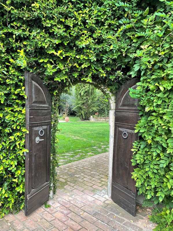 Exterior detail - 5 bedroom villa with heated pool and air conditioning set in landscaped garden. (Caprarola)