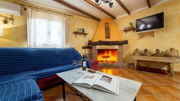 Una televisión, una chimenea