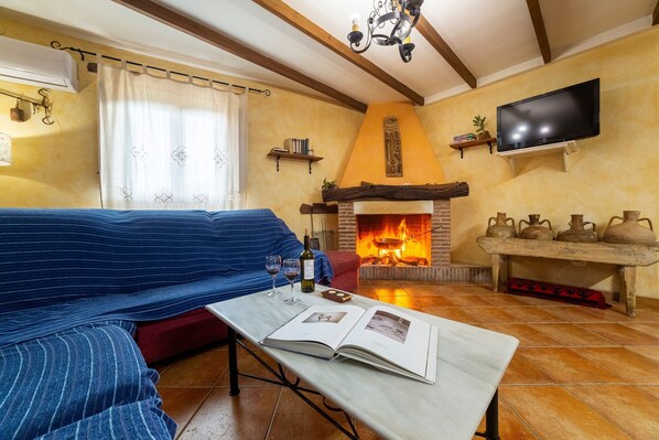 TV, fireplace - Holiday Home 'Casa Rural Matasiete' with Mountain View, Shared Pool and Wi-Fi (Laroya)