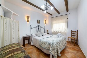 4 bedrooms, free WiFi, bed sheets - Holiday Home 'Casa Rural Matasiete' with Mountain View, Shared Pool and Wi-Fi (Laroya)