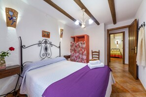 4 bedrooms, free WiFi, bed sheets - Holiday Home 'Casa Rural Matasiete' with Mountain View, Shared Pool and Wi-Fi (Laroya)