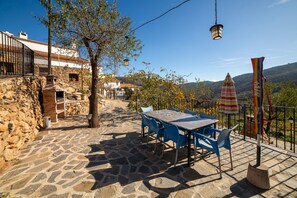 Outdoor dining - Holiday Home 'Casa Rural Matasiete' with Mountain View, Shared Pool and Wi-Fi (Laroya)