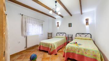 4 bedrooms, free WiFi, bed sheets