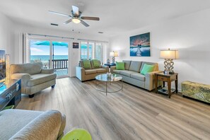 Een televisie, een dvd-speler en tafelvoetbal