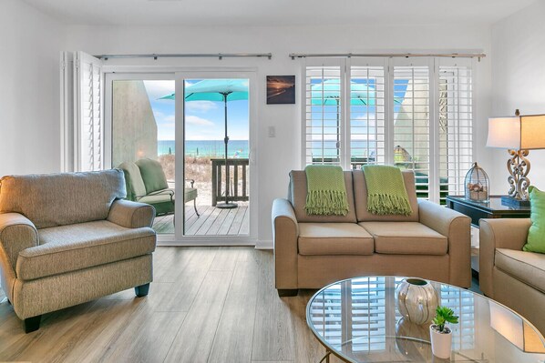 Een televisie, een dvd-speler en tafelvoetbal