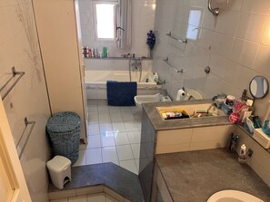 Hårtørrer, bidet, håndklæder, Sæbe