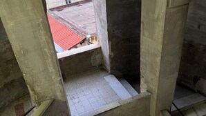 Une structure architecturale en pierre, dotée d’un étroit passage et d’une petite fenêtre.