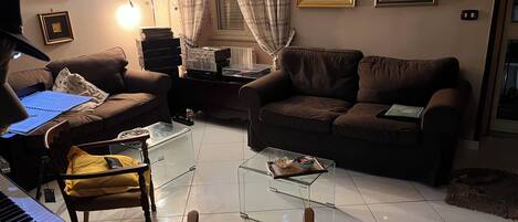 DVD-Player, Bücher, Musikbibliothek, Stereoanlage