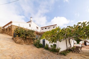 Exterior - Holiday Home 'Casa Rural San Marcos' with Mountain View, Shared Pool and Wi-Fi (Laroya)