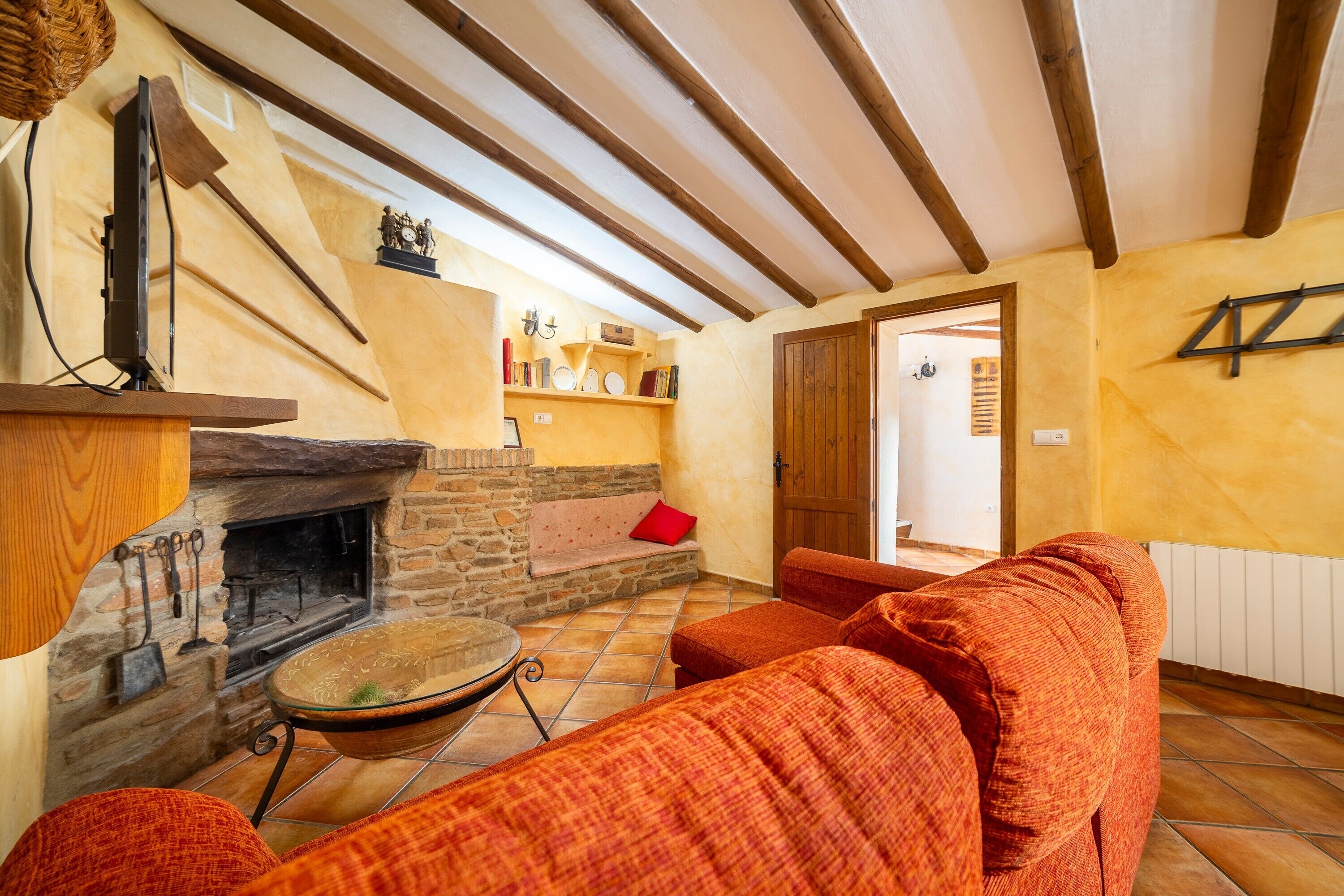 Televisión y chimenea 