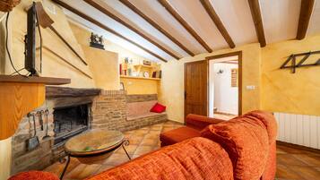 Televisión y chimenea