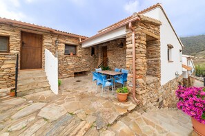 Outdoor dining - Holiday Home 'Casa Rural San Marcos' with Mountain View, Shared Pool and Wi-Fi (Laroya)