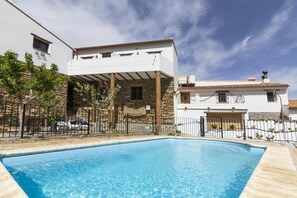 Pool - Holiday Home 'Casa Rural San Marcos' with Mountain View, Shared Pool and Wi-Fi (Laroya)
