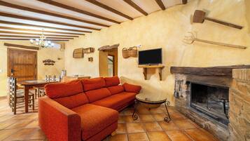 Una televisión, una chimenea