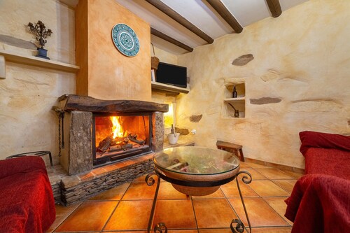 Holiday Home 'Casa Rural La Curiosa' with Mountain View, Shared Pool and Wi-Fi