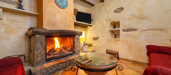 Holiday Home 'Casa Rural La Curiosa' with Mountain View, Shared Pool and Wi-Fi