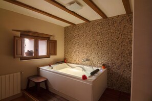 Regadera, secadora de cabello, toallas 