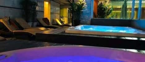 Indoor spa tub