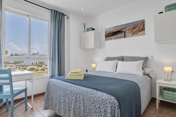 2 soverom, strykejern/-brett og sengetøy