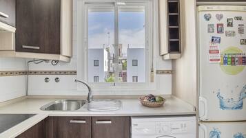 Réfrigérateur, micro-ondes, plaque de cuisson, cafetiÚre/bouilloire