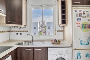 Frigorifero, microonde, piano cottura, macchina per tè/caffè