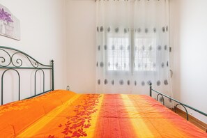 2 bedrooms, iron/ironing board, WiFi