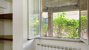 A room with a window overlooking a balcony, a radiator, and a wooden shelf. - Apartment 'Levanto A 50 Metri' with Private Terrace and Wi-Fi (Levanto)