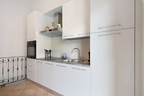 Fridge, microwave, oven, stovetop - Apartment 'Levanto A 50 Metri' with Private Terrace and Wi-Fi (Levanto)