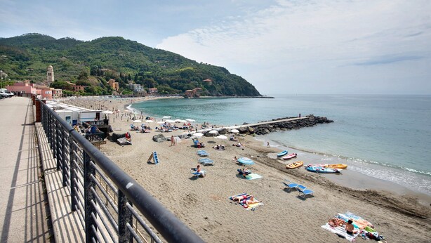 A beach with umbrellas, lounge chairs, and boats. - Apartment 'Levanto A 50 Metri' with Private Terrace and Wi-Fi (Levanto)