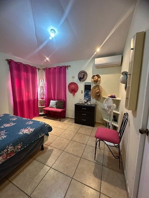 3 habitaciones, escritorio, tabla de planchar con plancha y wifi gratis 