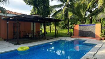 Una piscina al aire libre