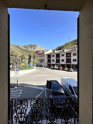 A hotel with a view of a roundabout and mountains.
