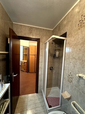 Shower, hair dryer, towels - Apartment 'Bardonecchia' with Balcony and Wi-Fi (Bardonecchia)
