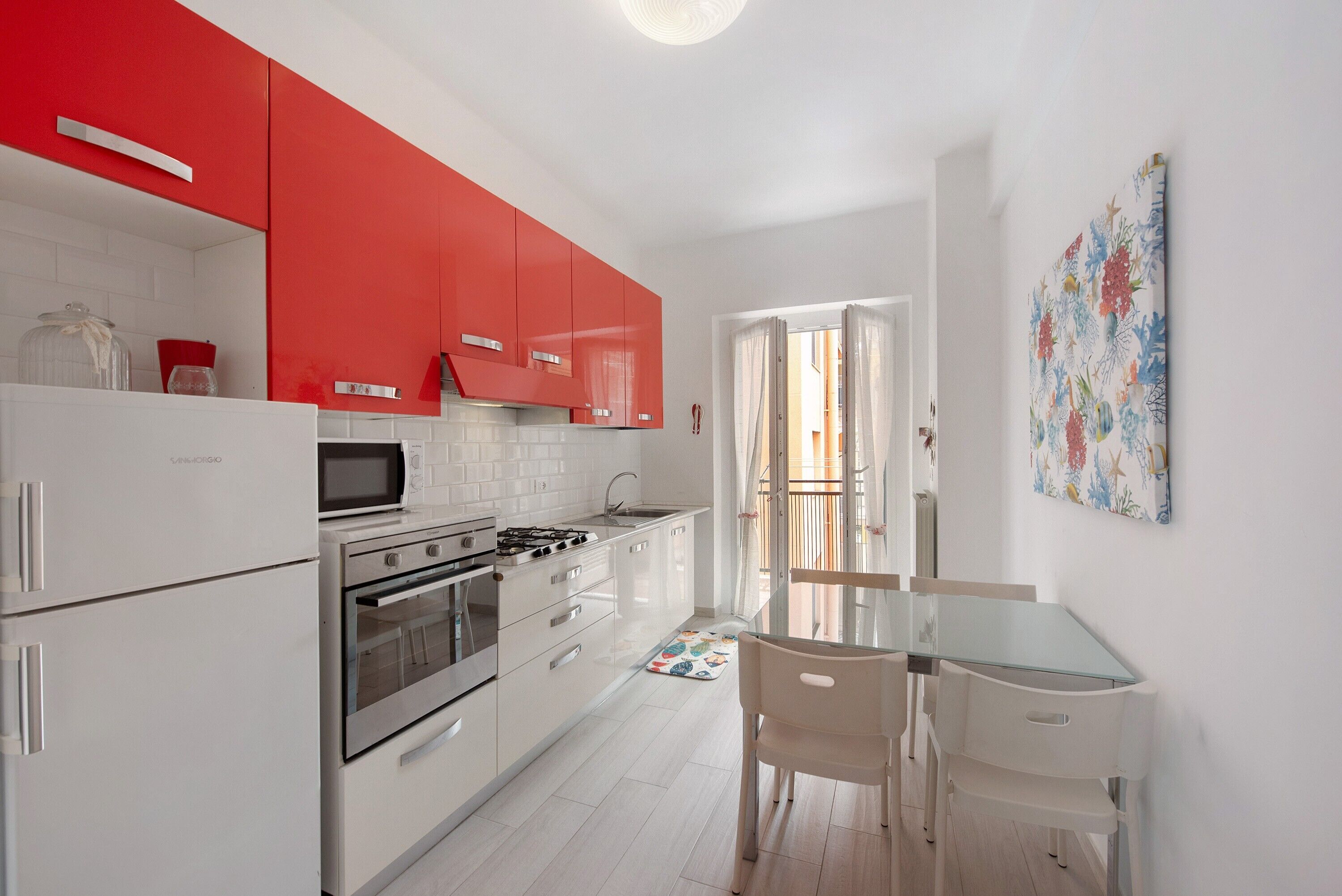 Frigorifero, microonde, forno, piano cottura