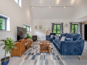 TV - 2 bedroom accommodation in Pitton near Salisbury (Pitton near Salisbury)