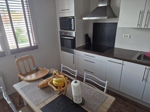 Fridge, microwave, oven, dishwasher - Spacious apartment with balcony (Nantes)