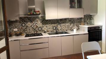 Réfrigérateur, four, plaque de cuisson, lave-vaisselle