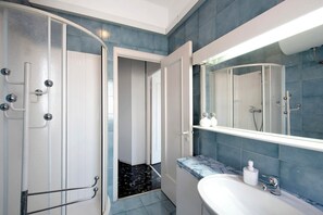 Een haardroger, handdoeken