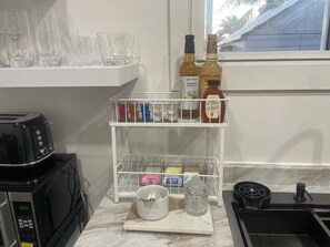 Refrigerador, microondas, parrilla de estufa y cafetera y tetera